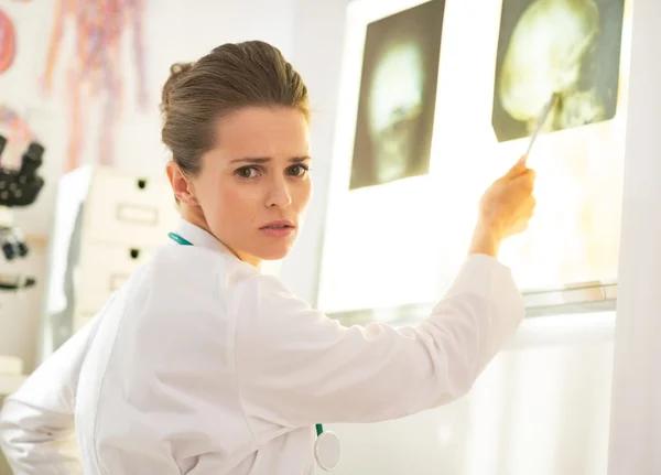 Женщина доктора, указывающая на лайтбоксе — стоковое фото