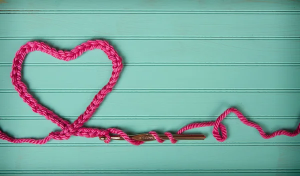 Цепь вязание крючком в форме сердца — стоковое фото