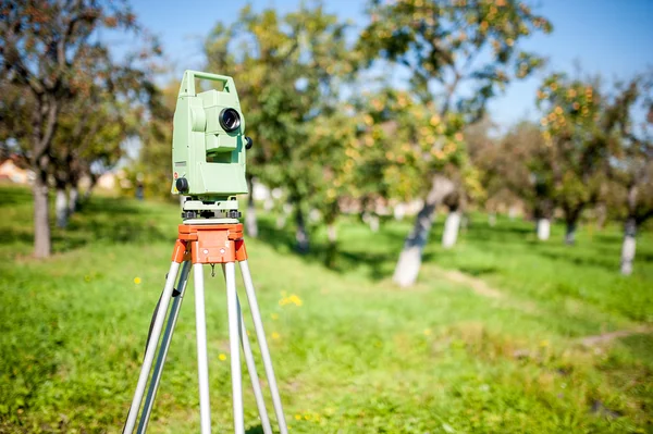 Тахеометр съемки и измерения инженерного оборудования при работе в саду или в лесу — стоковое фото