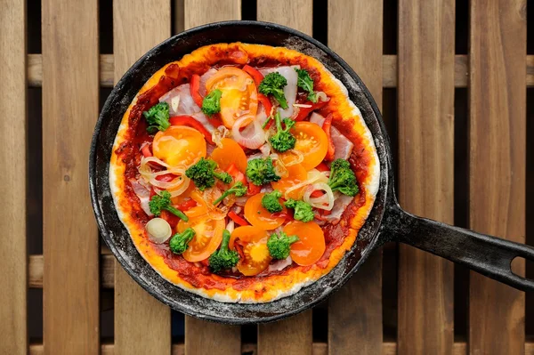 RAW раунд пицца с желтые помидоры черри, лук, чеснок и b — стоковое фото
