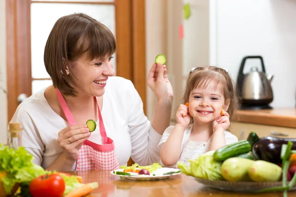 Мать и ребенок девочка, приготовление здоровой пищи и с удовольствием — стоковое фото