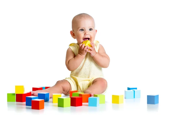 Ребенок играет с игрушками блок — стоковое фото