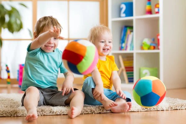 Дети, играющие с внутренним шаром — стоковое фото