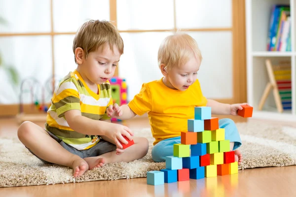 Дети, играющие в детской комнате — стоковое фото