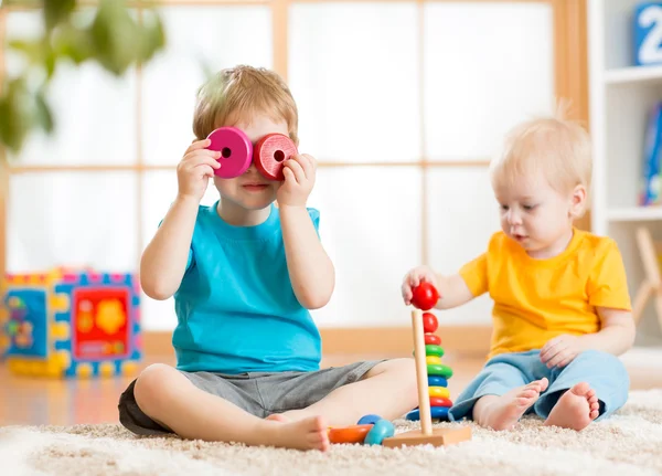 Детские мальчики, играющие с образовательными игрушками — стоковое фото