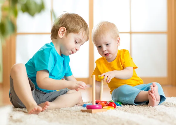 Детские мальчики с игрушками в детской — стоковое фото