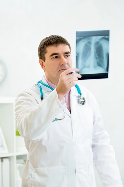Доктор, изучения рентгенография легких — стоковое фото