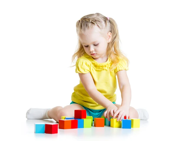Ребенок играет деревянные игрушки — стоковое фото