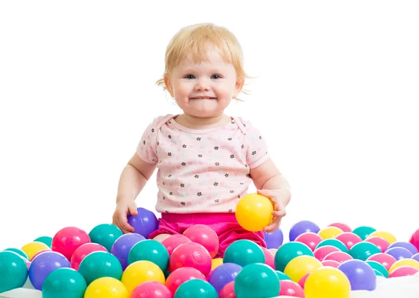 Маленькая девочка в мяч яму woth цветные шарики — стоковое фото