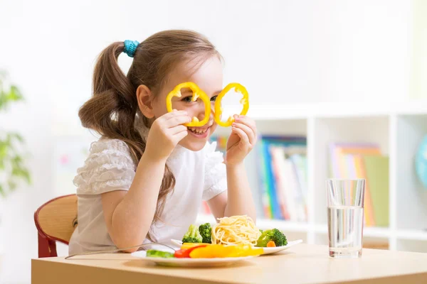 Питание в детском саду ребенок — стоковое фото