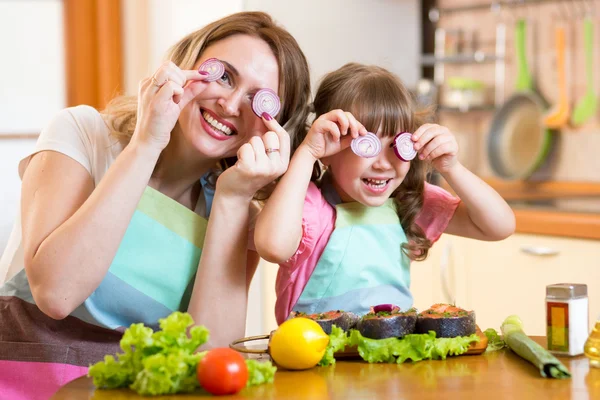 Мать и дочь, играя с овощами в кухне, здоровой пищи — стоковое фото