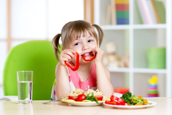 Ребенок ест здоровую пищу в детском саду или дома — стоковое фото