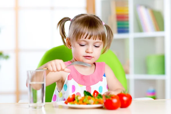 Парень девушка ест овощи свежие. Здоровое питание для ребенка — стоковое фото
