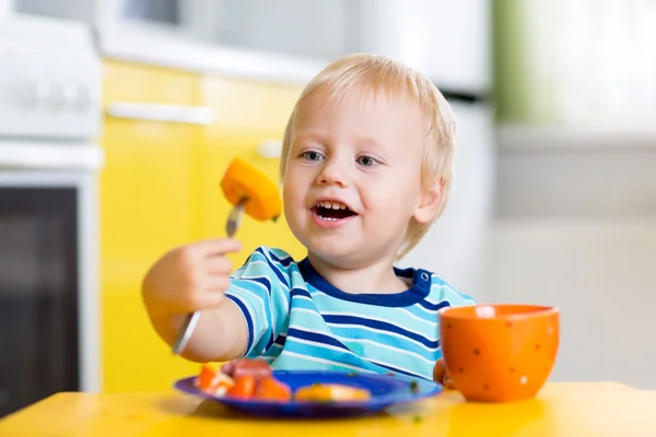 Милый ребенок мальчик ест здоровую пищу овощи — стоковое фото