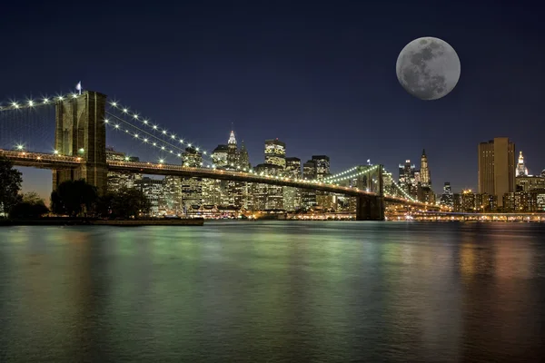 Восход луны над Бруклинский мост Нью-Йорк Нью-Йорк США — стоковое фото