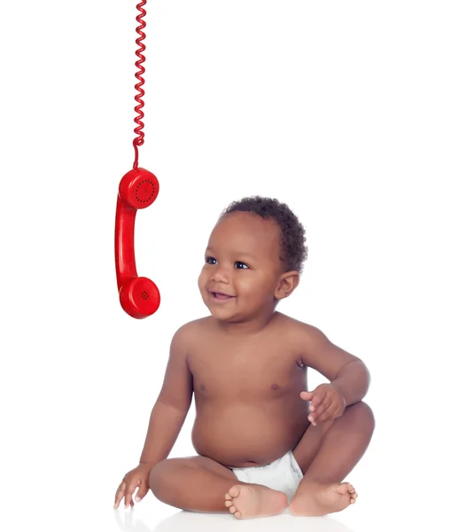 Глядя на Телефон висит африканского ребенка — стоковое фото