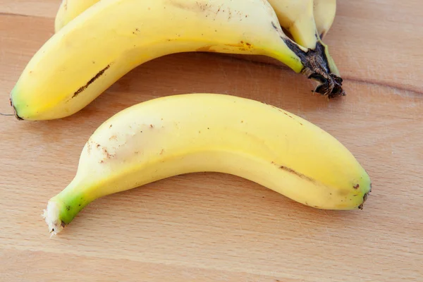 Бананы на деревянные поверхности — стоковое фото