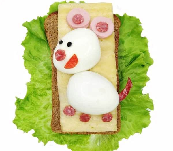 Творческие овощной сэндвич с сыром и колбасой — стоковое фото