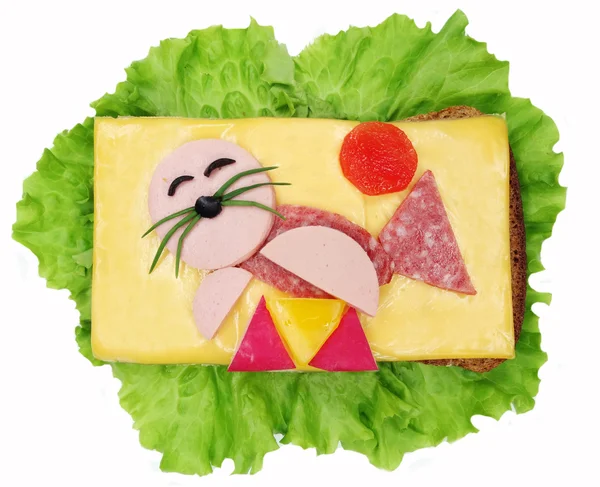 Творческие овощной сэндвич с сыром и колбасой — стоковое фото