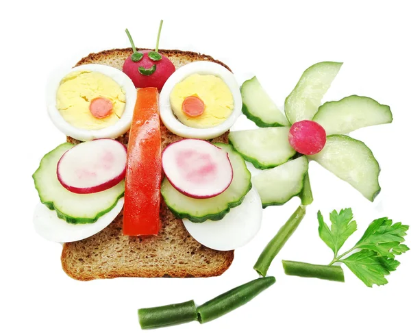 Творческие овощной сэндвич с сыром и яйцом — стоковое фото