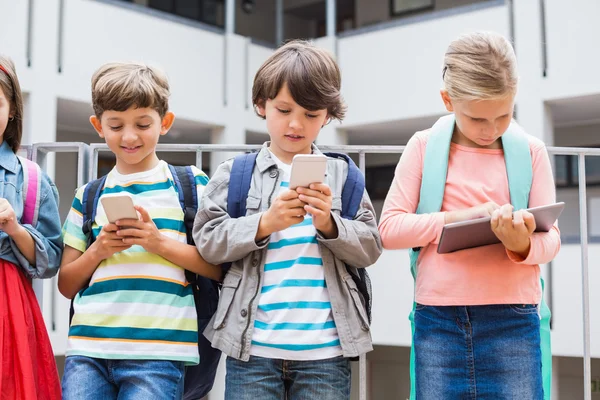 Дети, с помощью мобильного телефона и цифрового планшета — стоковое фото