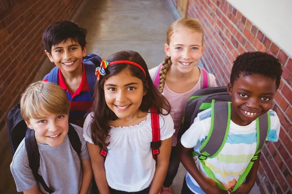 Улыбаясь маленькие школьники в школьный коридор — стоковое фото
