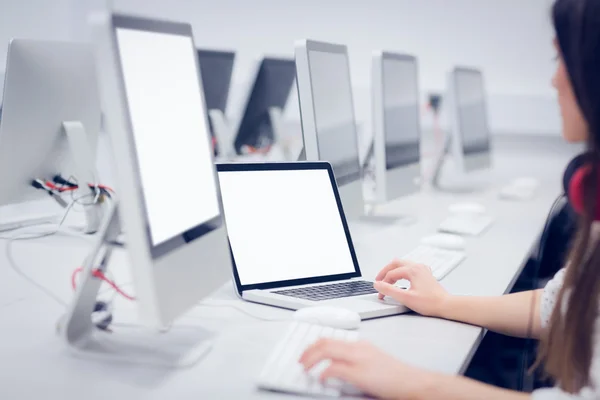 Студент, используя ноутбук и компьютер — стоковое фото