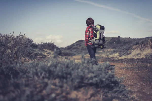 Рюкзаком, прогуливаясь по холмистой скраб — стоковое фото