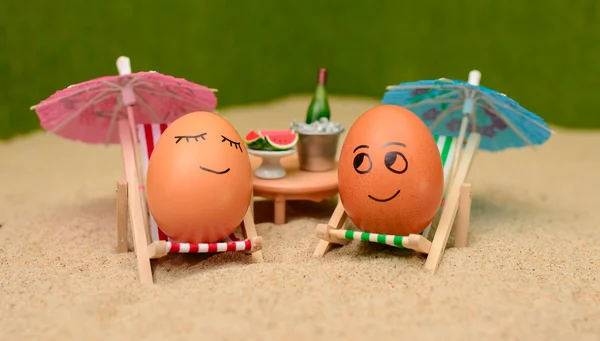 Смешные пасхальные яйца под зонтиком — стоковое фото