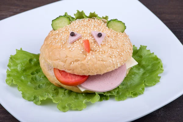 Весело пищи для детей - гамбургер выглядит как смешные морды — стоковое фото