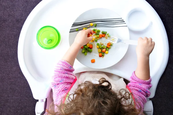 Маленький малыш ребенок ест овощи — стоковое фото