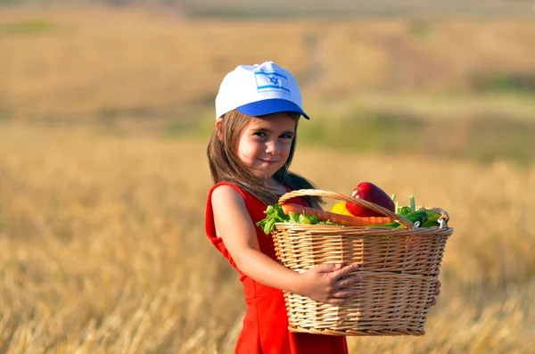 Еврейская девушка с корзина с фруктами на еврейский праздник Шавуот — стоковое фото