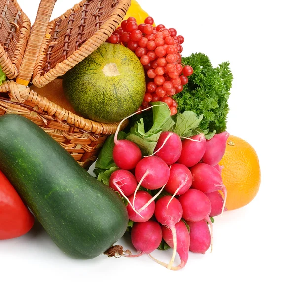 Овощи и фрукты в корзинке, изолированные на белом фоне — стоковое фото