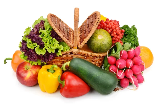 Овощи и фрукты в корзинке, изолированные на белом фоне — стоковое фото