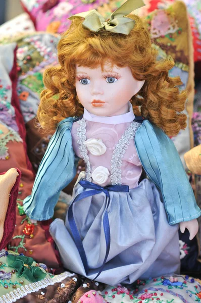 Красная кукла волос, которая будет продана на рынке подарков в Румынии. кукла подарка. румынская традиционная красочная кукла ручной работы — стоковое фото