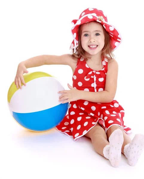 Милая маленькая девочка с мячом — стоковое фото