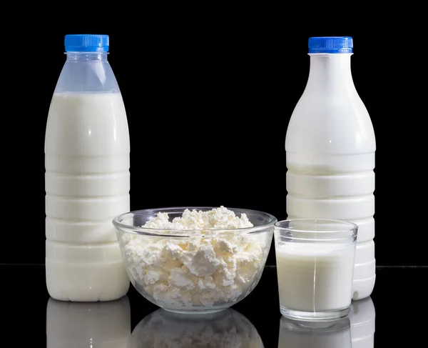 Молочные продукты на темном фоне — стоковое фото