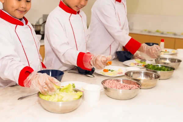 Дети, имеющие кулинарии — стоковое фото
