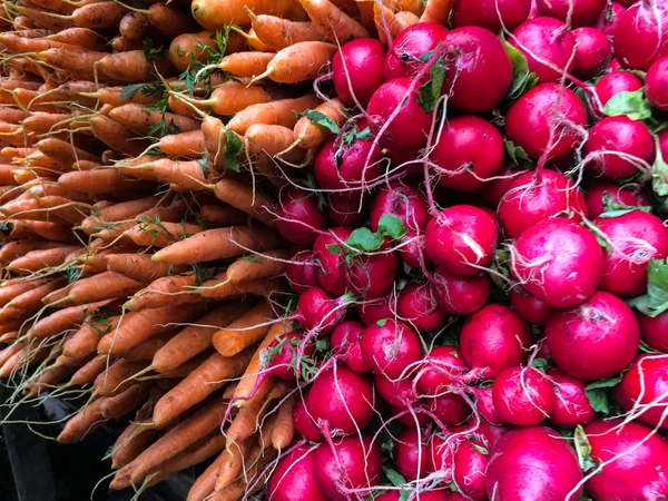 Сырой моркови и свеклы из сада — стоковое фото