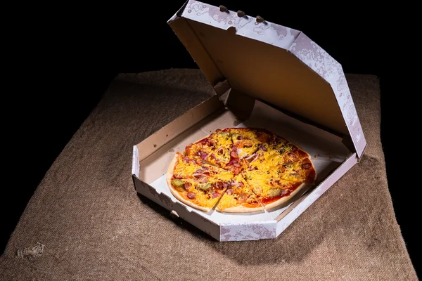 Ремесленник пицца возглавила в картонный вывезти коробки — стоковое фото