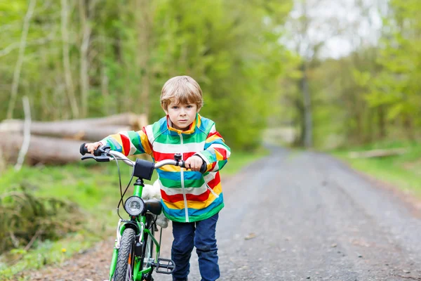 Маленький ребенок мальчик верхом на велосипеде в лесу — стоковое фото