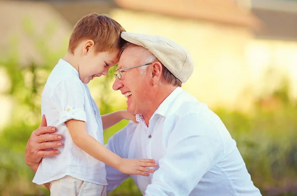 Портрет счастливой дед и внук склоняем свои головы — стоковое фото
