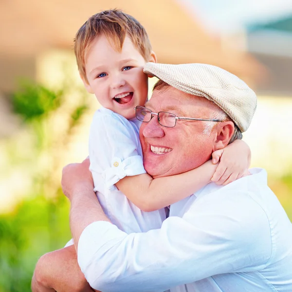 Портрет счастливой дедушка и внук, охватывающей на открытом воздухе — стоковое фото