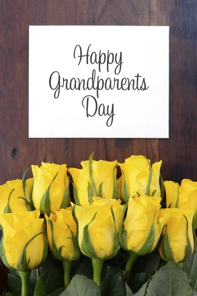 Желтые розы подарок для День бабушек и дедушек — стоковое фото