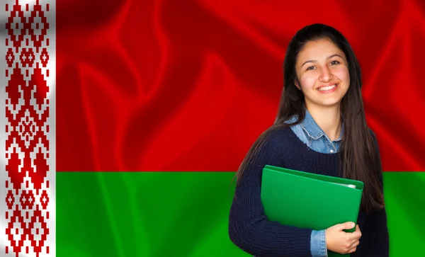 Подросток студент, улыбаясь за белорусский флаг — стоковое фото