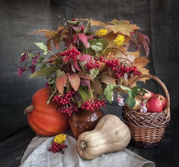 Осенний букет листья, цветы и фрукты на деревянном столе — стоковое фото