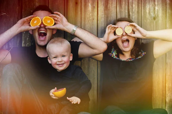 Семья, весело проводящая время с апельсинами — стоковое фото