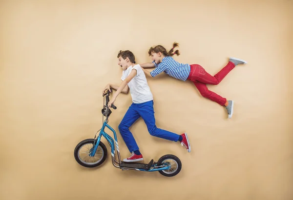 Дети, езда на велосипеде — стоковое фото