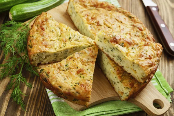 Цуккини пирог с сыром и зеленью — стоковое фото