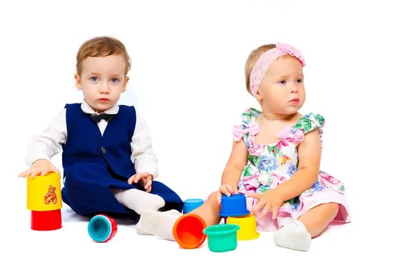 Очаровательные дети, играющие с кубами — стоковое фото